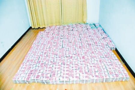 2011年，警方破获过一起贩毒案，毒贩夫妻躺在8000万元现金上睡觉。他们卖的是甲卡西酮，主要流向是山西长治。