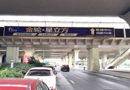 江苏南京市火车媒体南京南站F1出发到达层看板编号：W1215、W1216、W1415、W1416