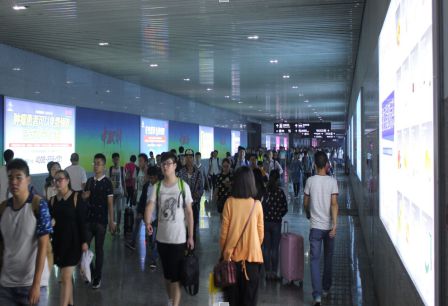 江苏南京市火车媒体南京南站到达P3停车场提示架顶灯箱编号：B1317-B1335