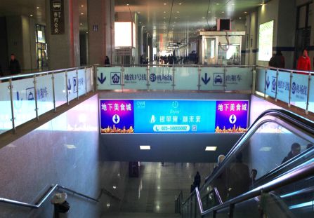 江苏南京市火车媒体南京南站到达P3停车场提示架顶灯箱编号：F1301