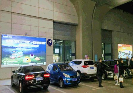 江苏南京市火车媒体南京南站到达P3停车场提示架顶灯箱编号：F1303、F1304