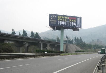 福州收费站前(福泉高速AK2083+260黄石互通内) 单立柱三面体 编号：TOM-007
