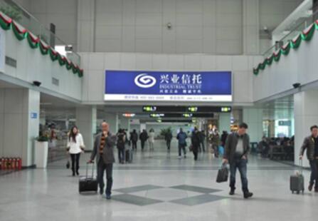 福州机场内候机区 媒体形式：户内灯箱 编号：Aw33