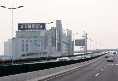 上海市交通路网媒体沪闵高架虹桥商务大厦楼顶大牌编号：YSW-SH-SQ-0062B