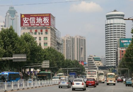 武汉 汉口解放大道1083号雄鹰大厦楼顶 L型喷绘画面 编号：FRZJ-014 