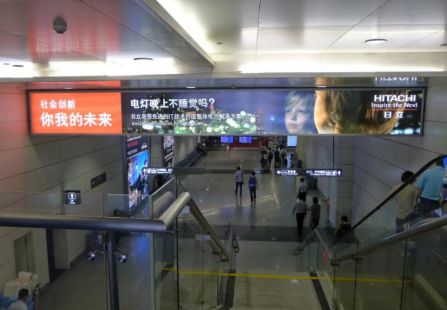 武汉天河国际机场国内到达下电梯正迎面 灯箱 编号：WH-D18、WH-D19