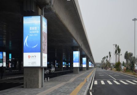 厦门机场 一楼到达外廊车道 包柱灯箱 编号：YSW-XM-APT4-F1O-LP01～LP10