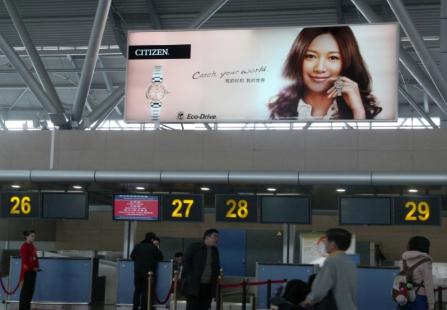 郑州机场T1国内办票厅东安检口西办票岛上方 灯箱 编号：YSW-ZZ-AP-DP05