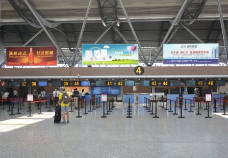 郑州 T1机场国内办票厅东安检口西办票岛上方 灯箱编号：YSW-ZZ-AP-D36