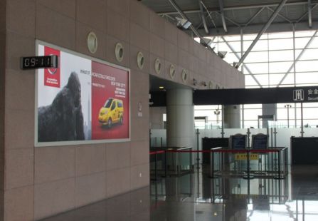 郑州 T1机场二楼国际出发安检口侧墙 灯箱编号：ZZ-AP-D29