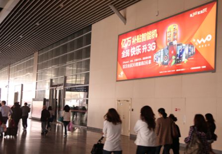 湖南长沙市火车站媒体长沙南站出站灯箱-出站口左右两侧墙面灯箱编号：FR-CS-019