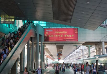 重庆市火车站媒体重庆北站二楼候车厅进站天桥外两侧灯箱编号：CQN-JTWD1~JTWD2