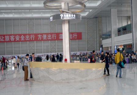重庆市火车站媒体重庆北站北广场候车厅服务台 1/4服务台资料和水牌摆放编号：CQN-FWT