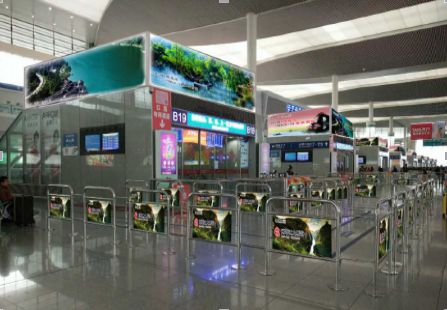 四川省成都市火车站媒体东站候车大厅检票闸机口护栏贴编号：CDJPZ