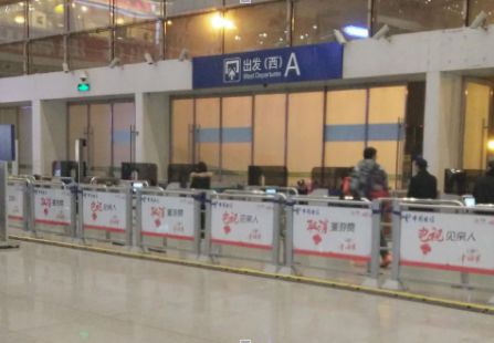 四川省 成都市东站东、西、南、北进站口及检票口，东，西出站层护栏贴编号：CDJH、CDJHZ