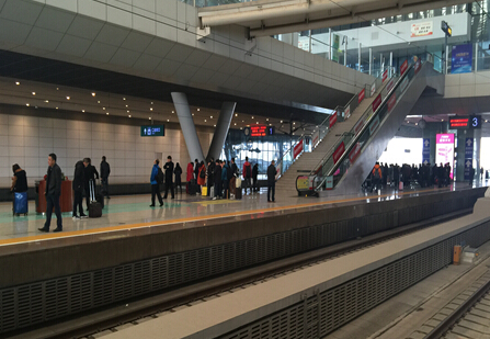 武汉高铁所有南、北候车室旅客下行至月台乘车的下行电梯口两侧，同时也位于所有到达旅客乘坐下行电梯出站的下行电梯口两侧 灯箱 编号：FR-WH-AJ-0012