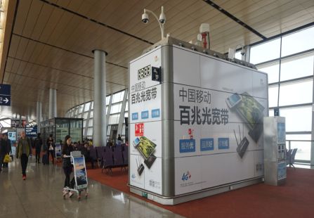 昆明机场 F03层国内出发候机区中央指廊两侧 罗盘箱外包贴纸  编号：YSW-KMCS-AP-CDB03-10