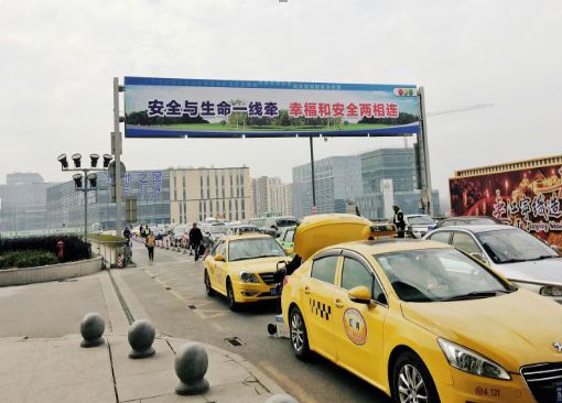 江苏南京市火车媒体南京南站出发层南北落客平台看板编号：F2003、F2004