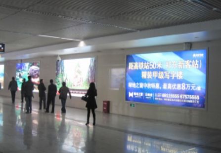 郑州站 进站中央通道 灯箱 编号：DHQMT-ZZ-004