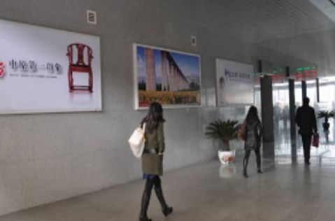 巩义南站 中央进出站通道 灯箱 编号：DHQMT-GYN-006