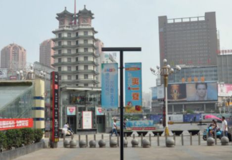 郑州德化街地面一层沿线 灯杆道旗 编号：DHQMT-ZZ-015