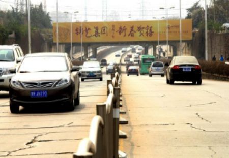 郑州 农业路南阳路交叉口向西800米 跨街 编号：BJGG-ZZ-014