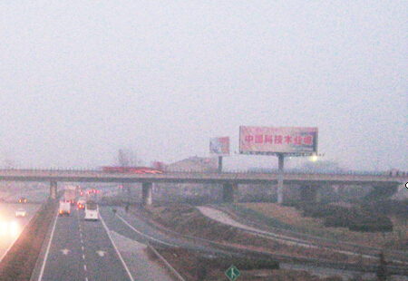 徐州206国道与京福高速上行下行交汇处 三面高炮 编号：HTCM-XZ-035