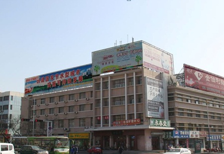山东泰安市交通路网媒体岱宗大街与龙潭路交会楼顶大牌编号：XPGG-TA-001