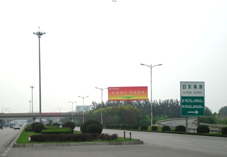 山东高速媒体日兰高速与327国道交汇处立柱编号：CCGD-JN-009
