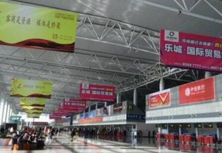 河北石家庄市机场媒体 正定国际机场二层出发大厅主体结构顶部（旅客办票大厅上方）悬挂看板  编号：GCCM-DQ07-12