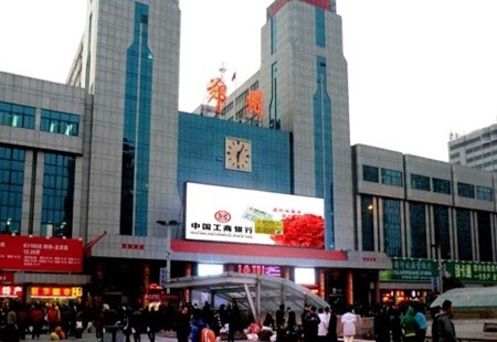 郑州   大同路与敦睦路交汇处，郑州火车站      LED    编号：ZSCM-ZZ-035