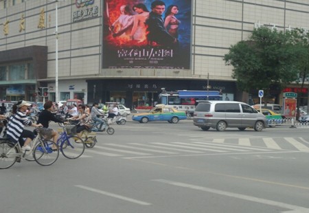 山东滨州市黄河四路和渤海七路交汇处中百大厦 LED编号：ZSCM-BZ-053