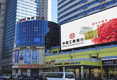 辽宁鞍山市商场媒体站前街与建国南路交汇处，如家酒店LED编号：ZSCM-AS-058