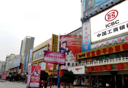 湖南常德市商场媒体常德步行街与大兴街交汇，华龙商厦LED编号：ZSCM-CD-062