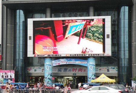 乐山 柏杨中路与凤凰路南段交汇处，华联商厦        LED    编号：ZSCM-LS-088