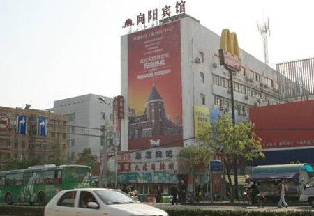 江苏南京市写字楼媒体苜蓿园大街与光华路交汇楼体大牌编号：FDBX-NJ-021