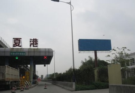 广州 广深沿江高速官田互通东行-编号007 夏岗互通往广州方向K5+100 立柱式电脑喷画加射灯 编号：SDCM-GZ-045