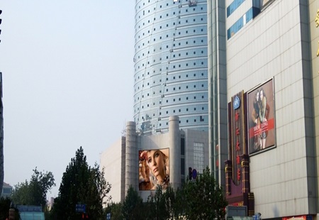 山东省济南市商场媒体英雄山路与经十一路口LED编号：BSDCM-JN-002
