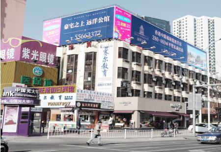 山东青岛市写字楼媒体香港中路65号影视基地裙楼楼顶大牌编号：SSAH-QD-008