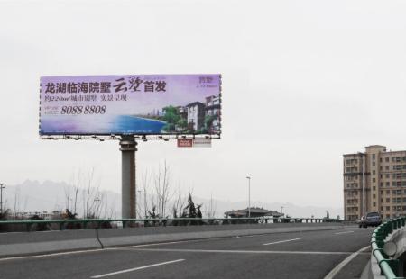 山东青岛市交通路网媒体流亭立交桥青银入口处立柱广告牌编号：SSAH-QD-035