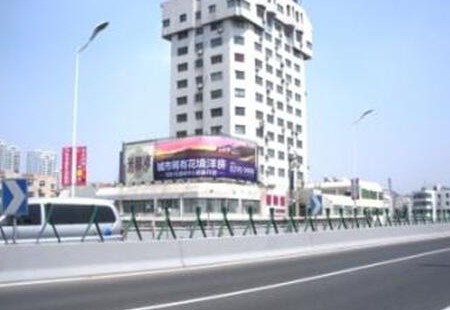 山东青岛市写字楼媒体南京路-东西快速路路口楼顶大牌编号:AHRZ-QD-004