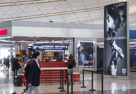 首都机场 出发T3E-2层 免税区 自由站立式图腾灯箱  编号：DG-BJ-010