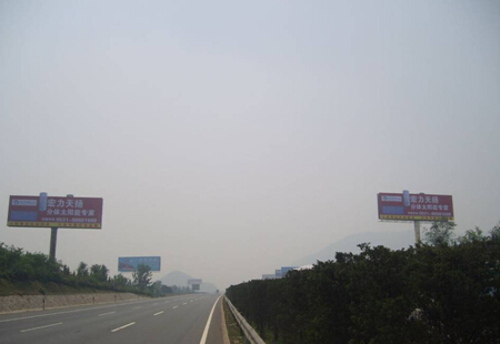 山东省高速媒体此广告位位于京福高速济南段长清万德，京福高速东西柱编号：DHGG-JN-001