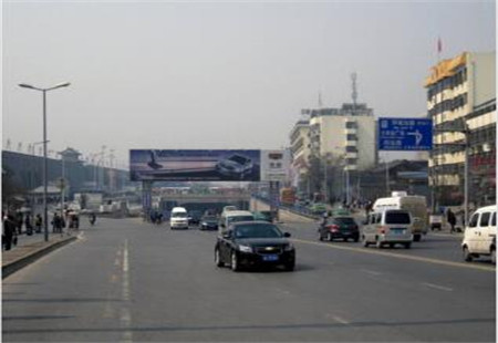 陕西西安市交通路网媒体户外广告 火车站东、西两面限高器广告位立柱编号：HSZY-XA-024