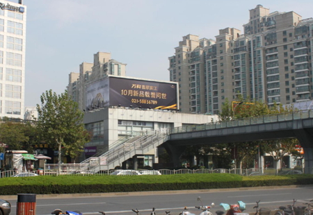 上海市交通路网媒体浦东大拇指广场芳甸路天桥口楼顶大牌编号：CG-SH039
