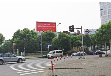 上海市交通路网媒体浦东大拇指广场芳甸路迎春路路口楼顶大牌编号：CG-SH040