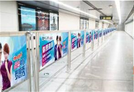 北京市 地铁媒体 1号线A+级别站进出口通道或换乘站换乘通道内。 导流看板 编号：JZSS-BJ-003