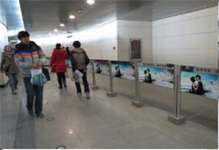北京市 地铁媒体 2号线A+级别站进出口通道或换乘站换乘通道内 导流看板 编号：JZSS-BJ-007