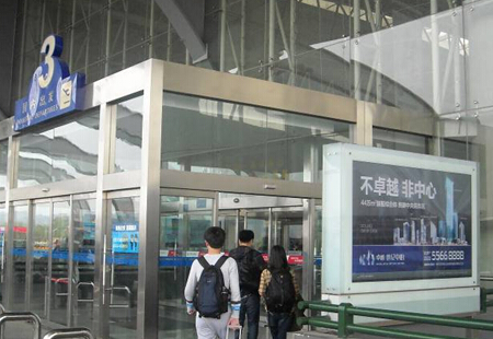 山东青岛市机场媒体机场出发大厅入口处灯箱编号：HYD-QD-002