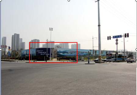 山东省济南市交通路网媒体齐鲁大道与张庄路延长线东南角拐角围挡编号：JNXKZ0002